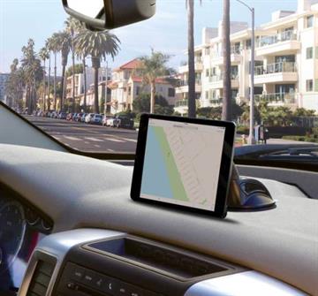 Scosche MagicMount XL Dash/Window Tablet holder med magnet og sugekop monteret på bilens instrumentbord