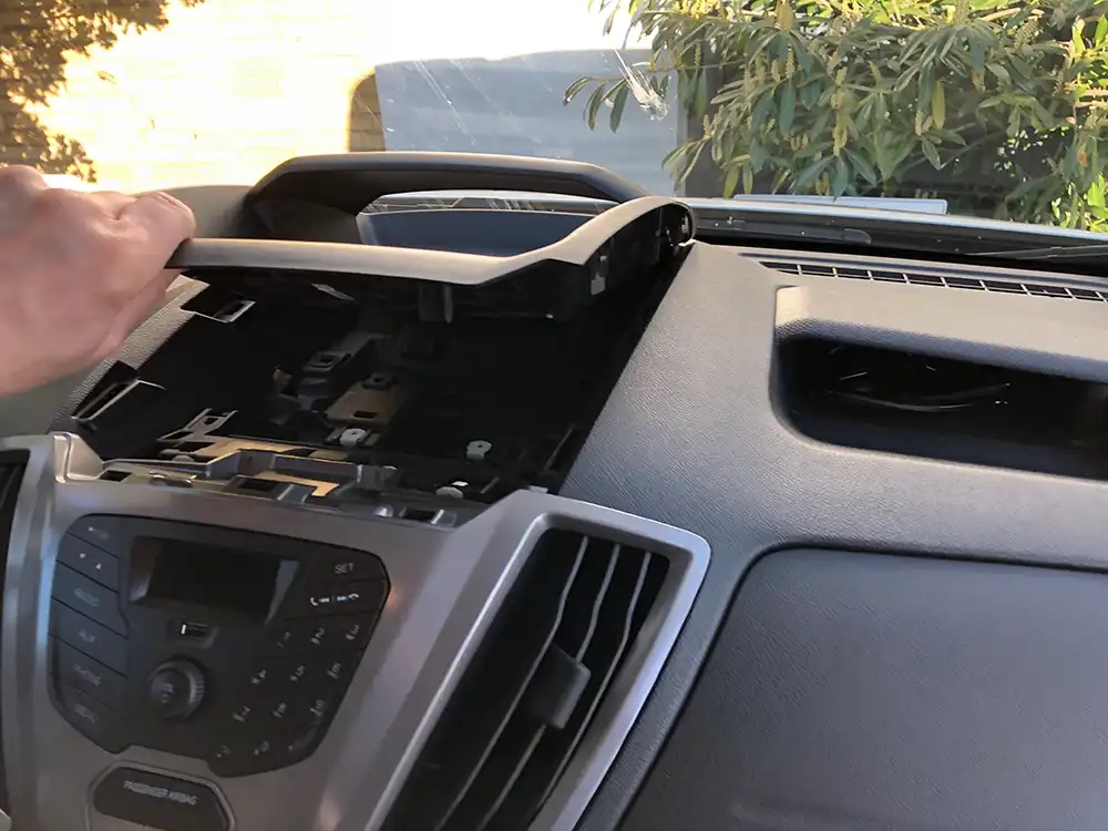 Custom Audio bilstereo monteringsbilleder Ford Transit Camper