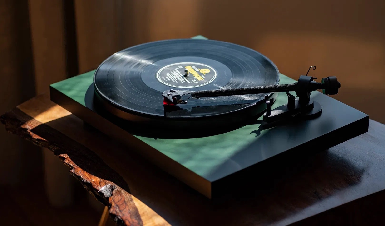 Pro-Ject-Debut-Carbon-EVO-lifestyle
