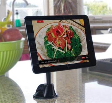 Scosche MagicMont XL Dash/Window Tablet holder med magnet og sugekop monteret på et bord