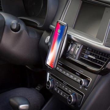 Scosche MagicMount Charge Mobilholder med magnet og trådløs oplader til bil luftkanal monteret i en bil