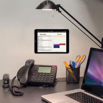 Scosche MagicMount Pro XL Surface Tablet holder med magnet til væg monteret på en væg på kontoret
