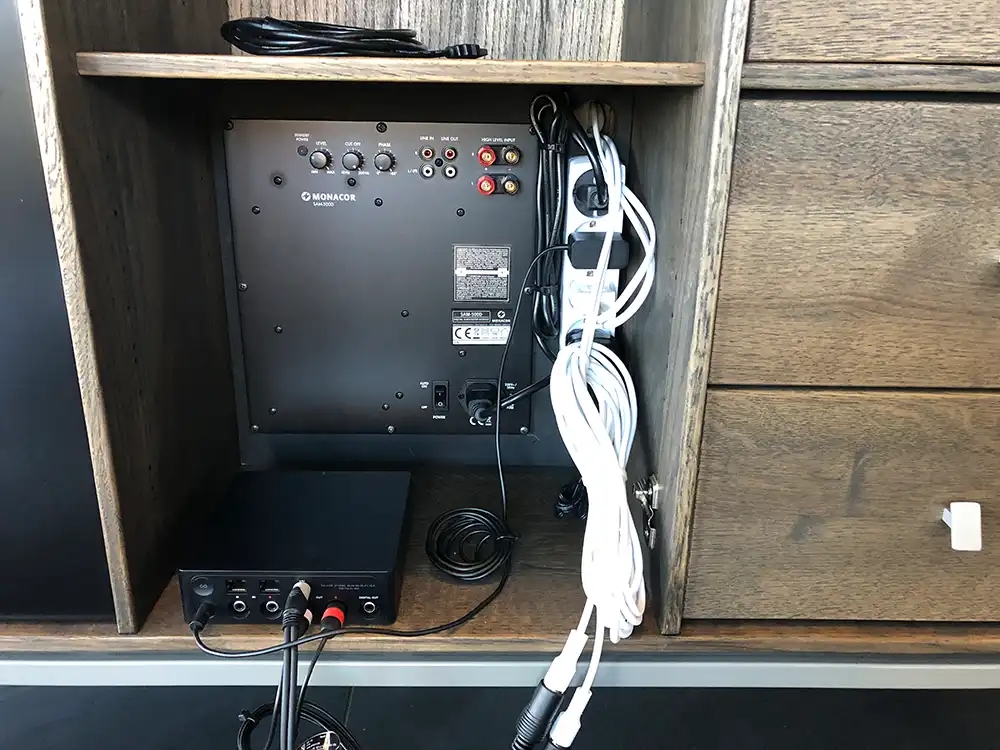 Custom Audio billeder af montering af subwoofer i skæmk