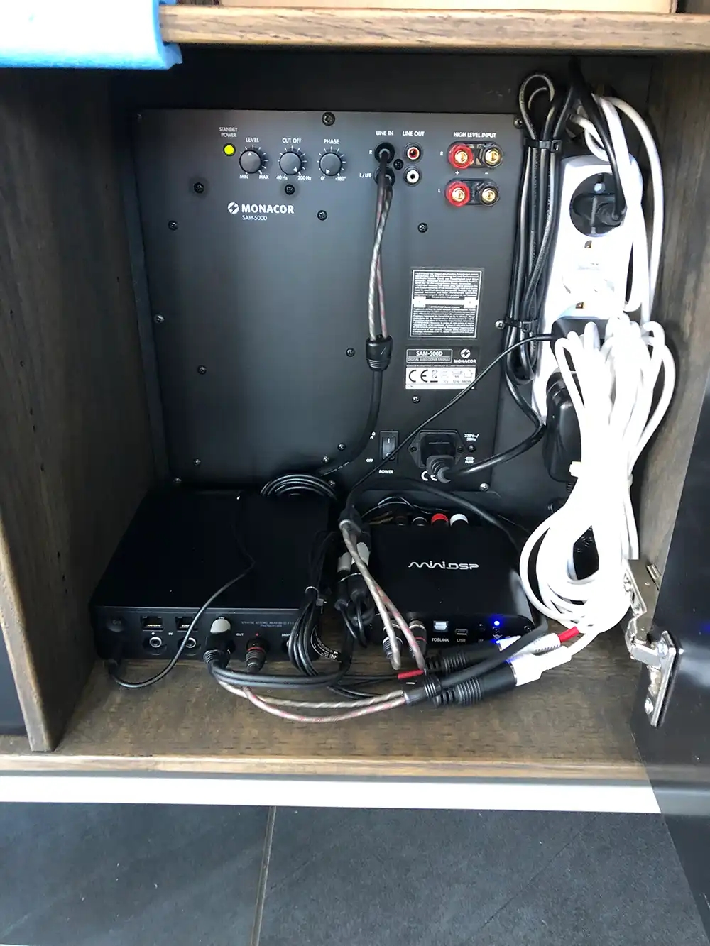 Custom Audio billeder af montering af subwoofer i skæmk