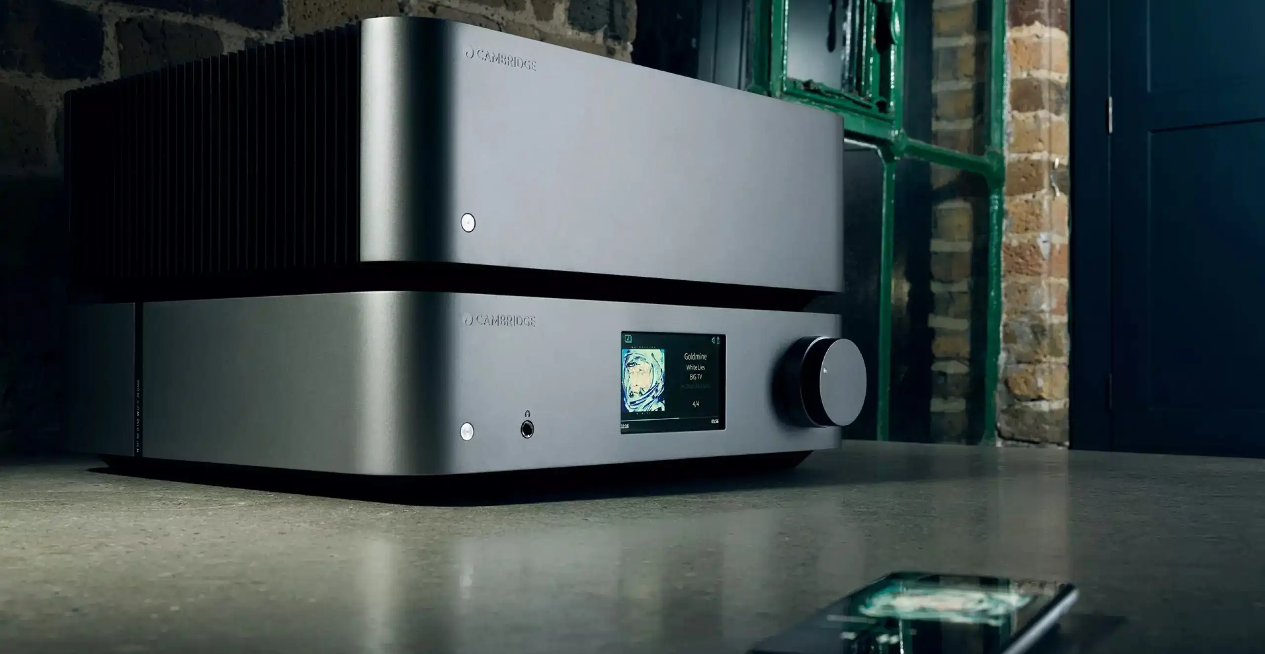 Cambridge-audio-Edge-W-lifestyle