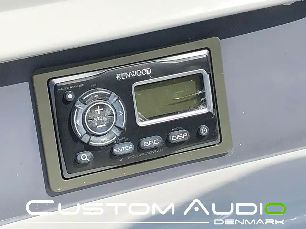 Custom Audio marine stereo monteringsbillede Galeon 390