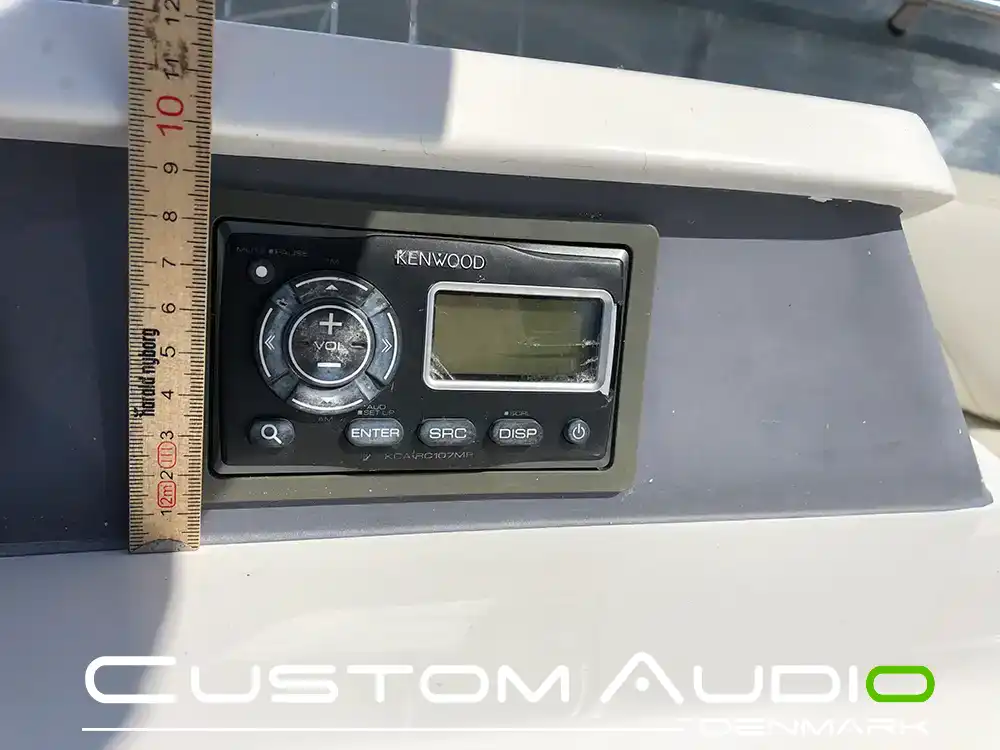 Custom Audio marine stereo monteringsbillede Galeon 390
