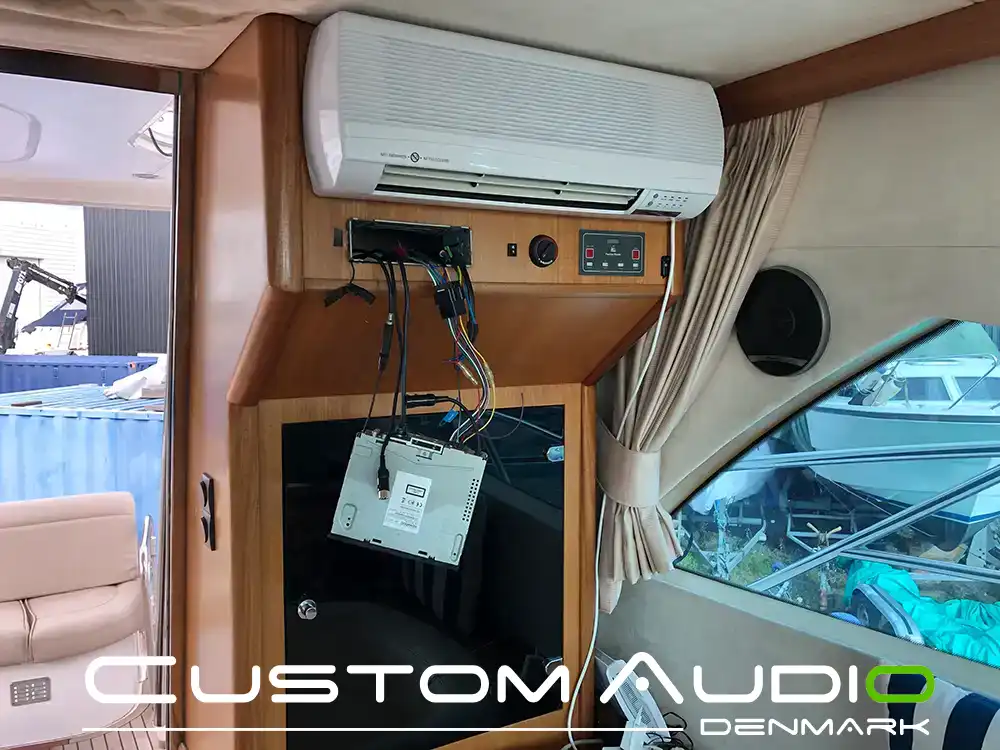Custom Audio marine stereo monteringsbillede Galeon 390