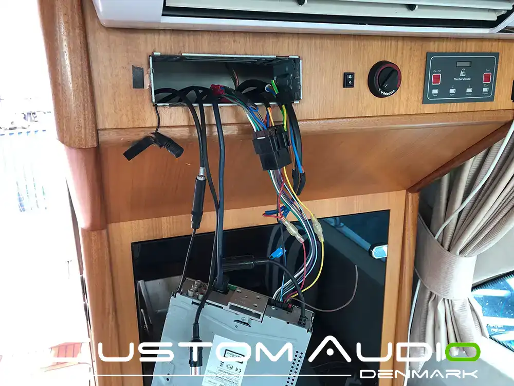 Custom Audio marine stereo monteringsbillede Galeon 390