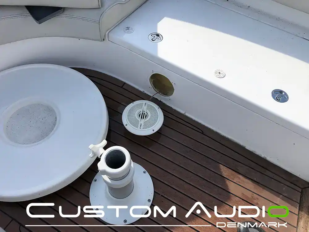Custom Audio marine stereo monteringsbillede Galeon 390