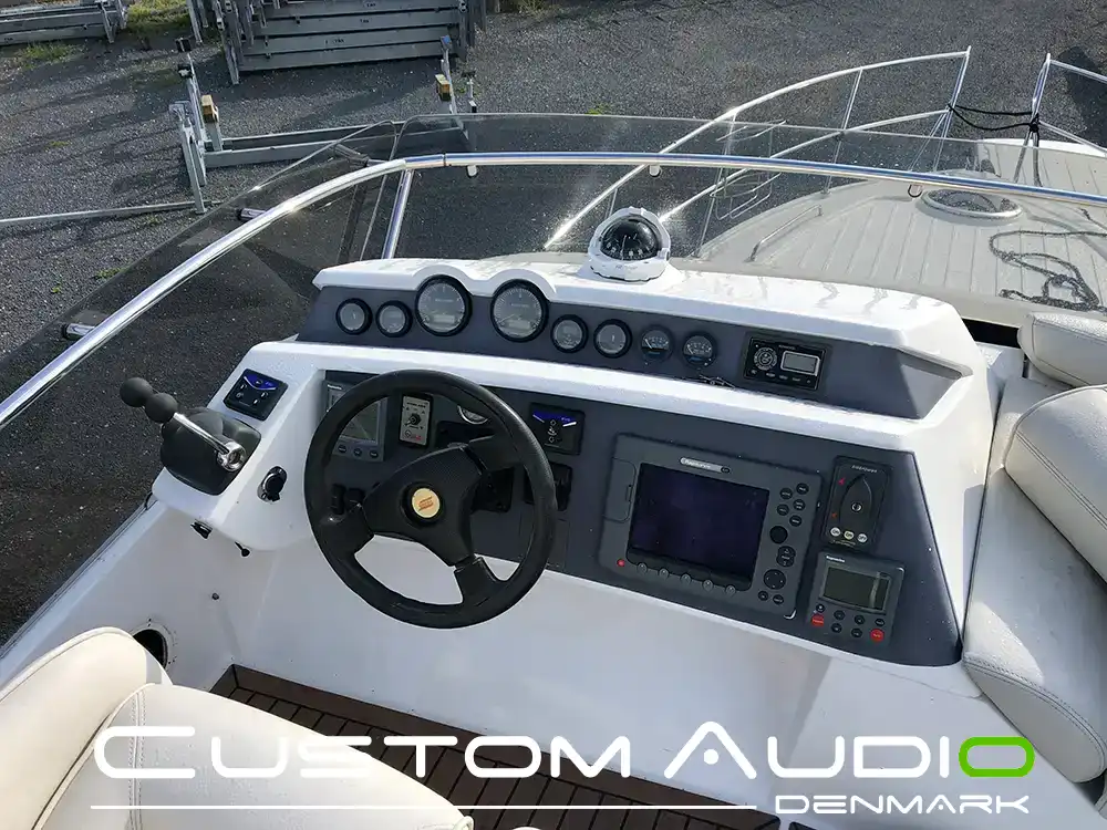 Custom Audio marine stereo monteringsbillede Galeon 390