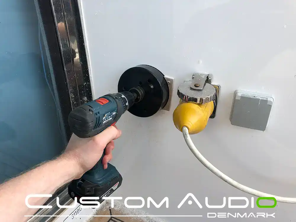 Custom Audio marine stereo monteringsbillede Galeon 390