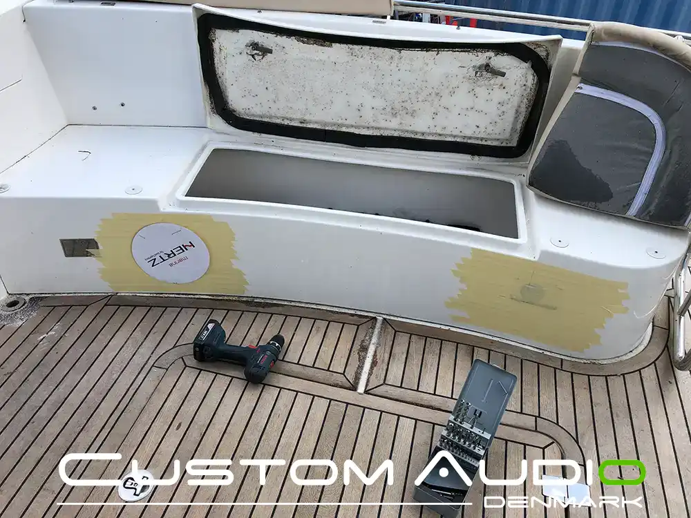 Custom Audio marine stereo monteringsbillede Galeon 390