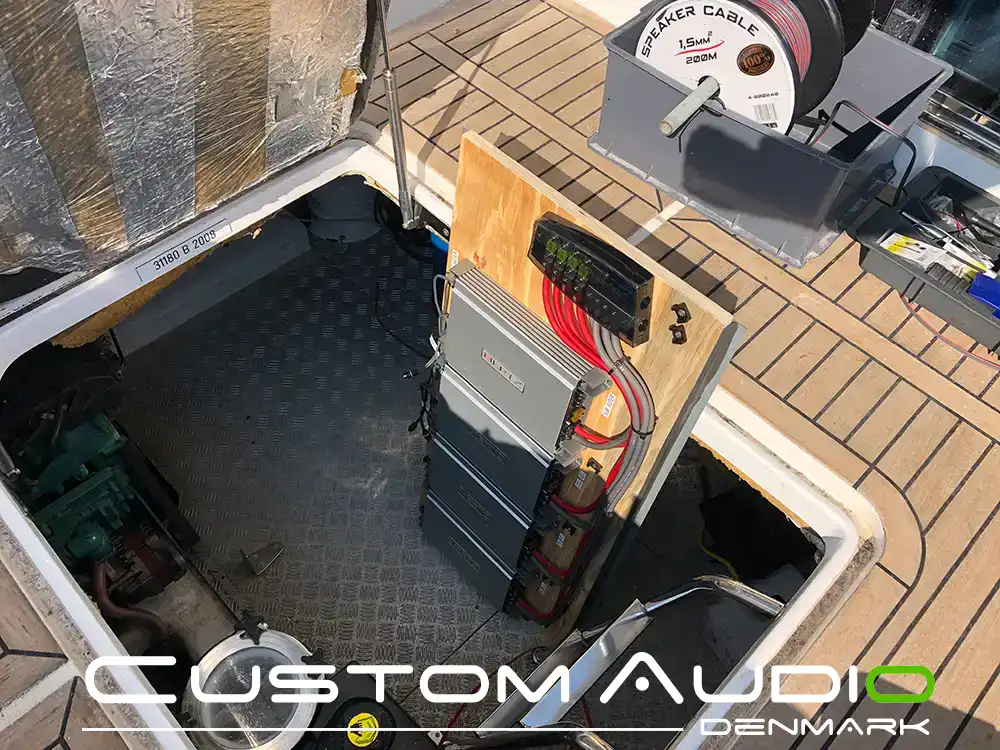 Custom Audio marine stereo monteringsbillede Galeon 390
