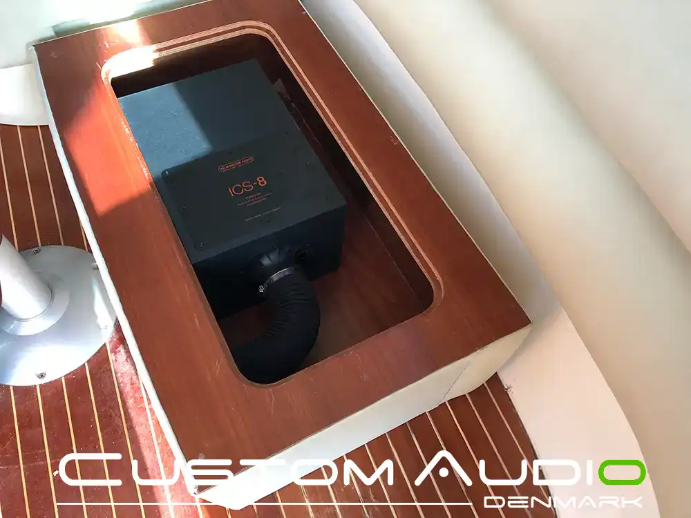 Custom Audio marine stereo monteringsbillede Galeon 390