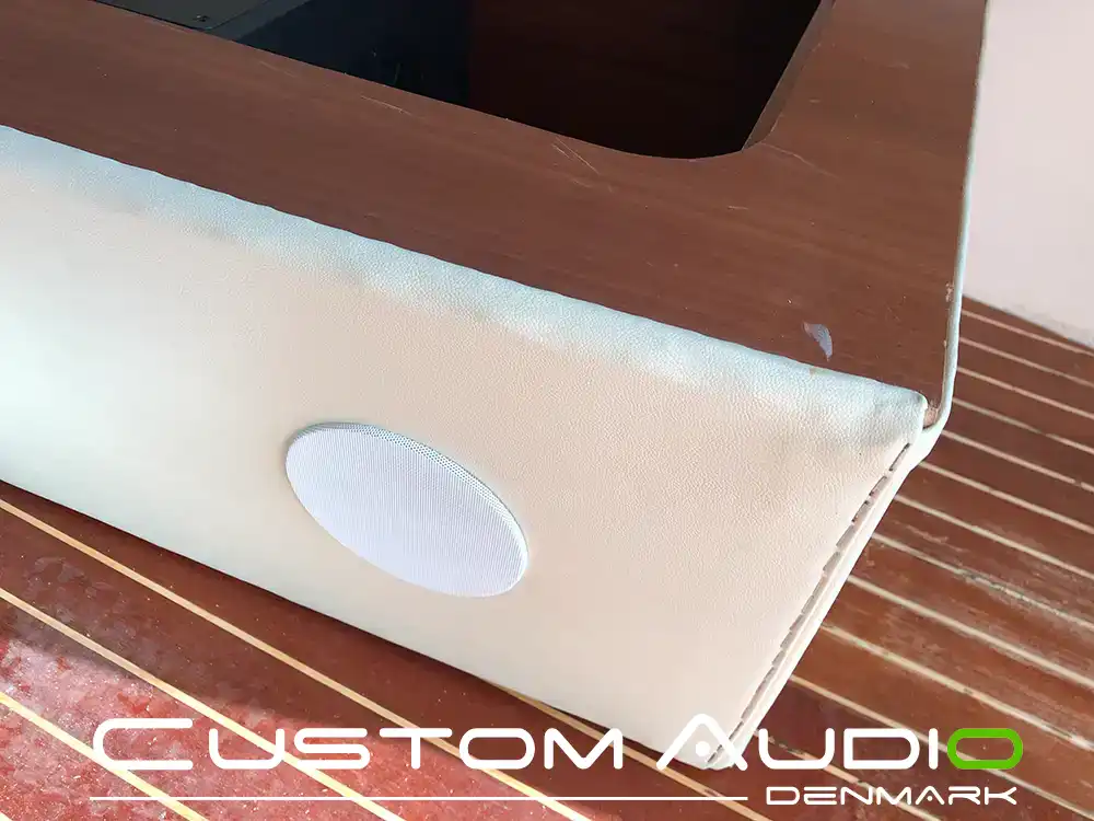 Custom Audio marine stereo monteringsbillede Galeon 390