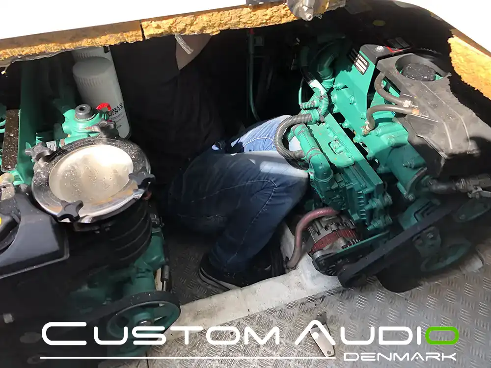 Custom Audio marine stereo monteringsbillede Galeon 390