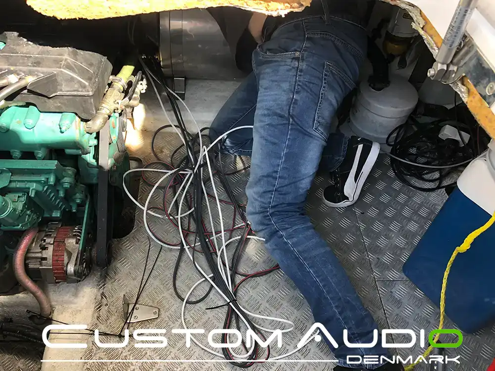 Custom Audio marine stereo monteringsbillede Galeon 390