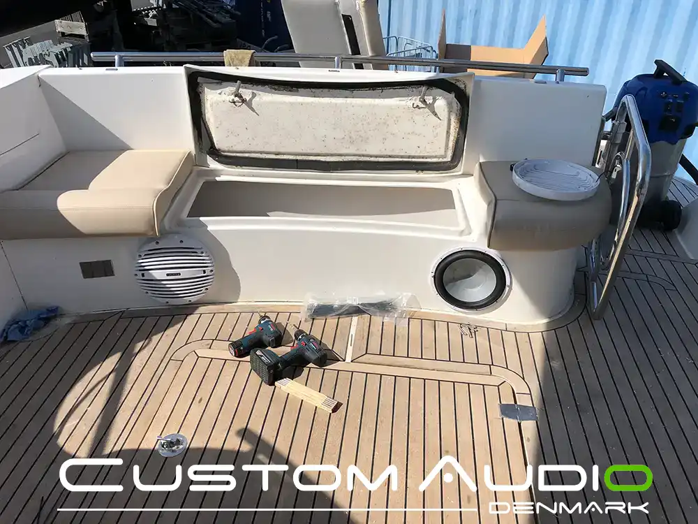 Custom Audio marine stereo monteringsbillede Galeon 390