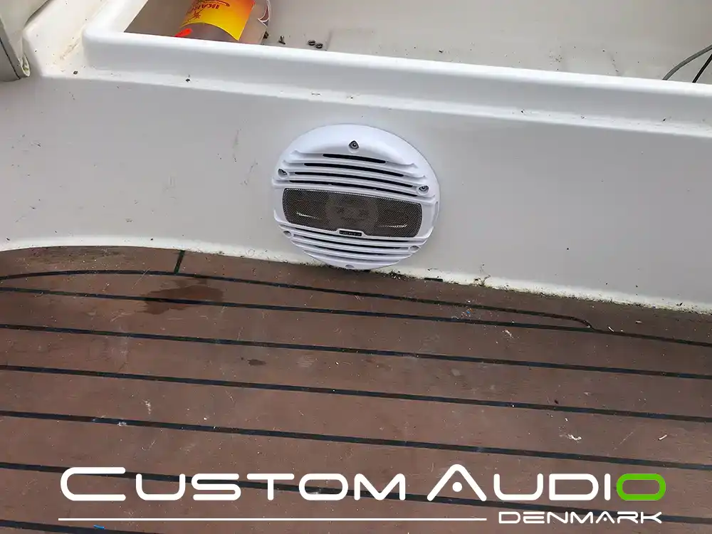 Custom Audio marine stereo monteringsbillede Galeon 390