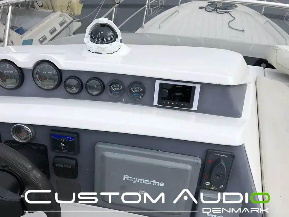 Custom Audio marine stereo monteringsbillede Galeon 390