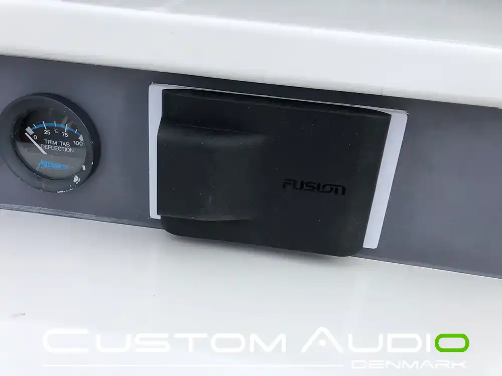Custom Audio marine stereo monteringsbillede Galeon 390