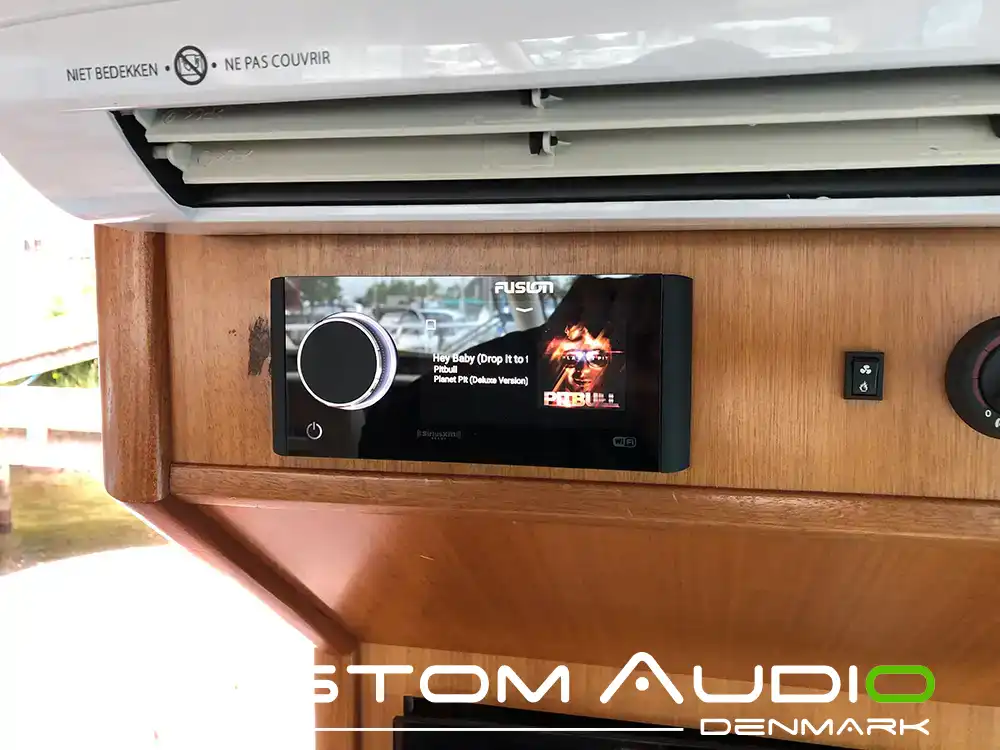 Custom Audio marine stereo monteringsbillede Galeon 390