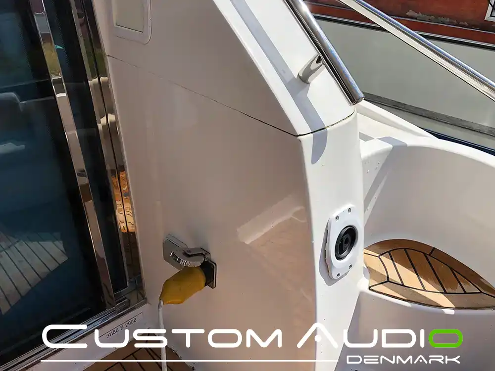 Custom Audio marine stereo monteringsbillede Galeon 390