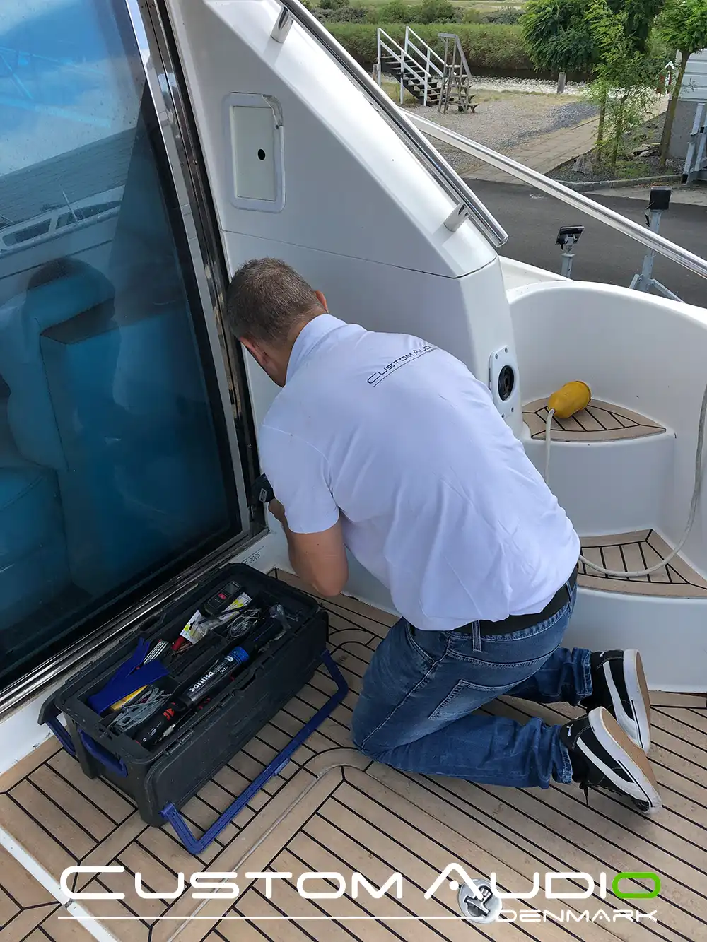 Custom Audio marine stereo monteringsbillede Galeon 390