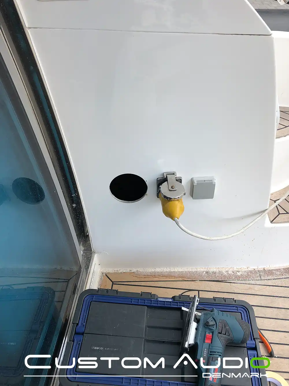 Custom Audio marine stereo monteringsbillede Galeon 390