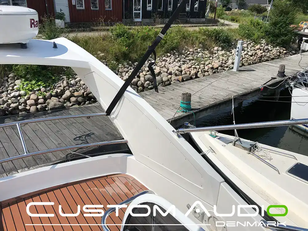 Custom Audio marine stereo monteringsbillede Galeon 390