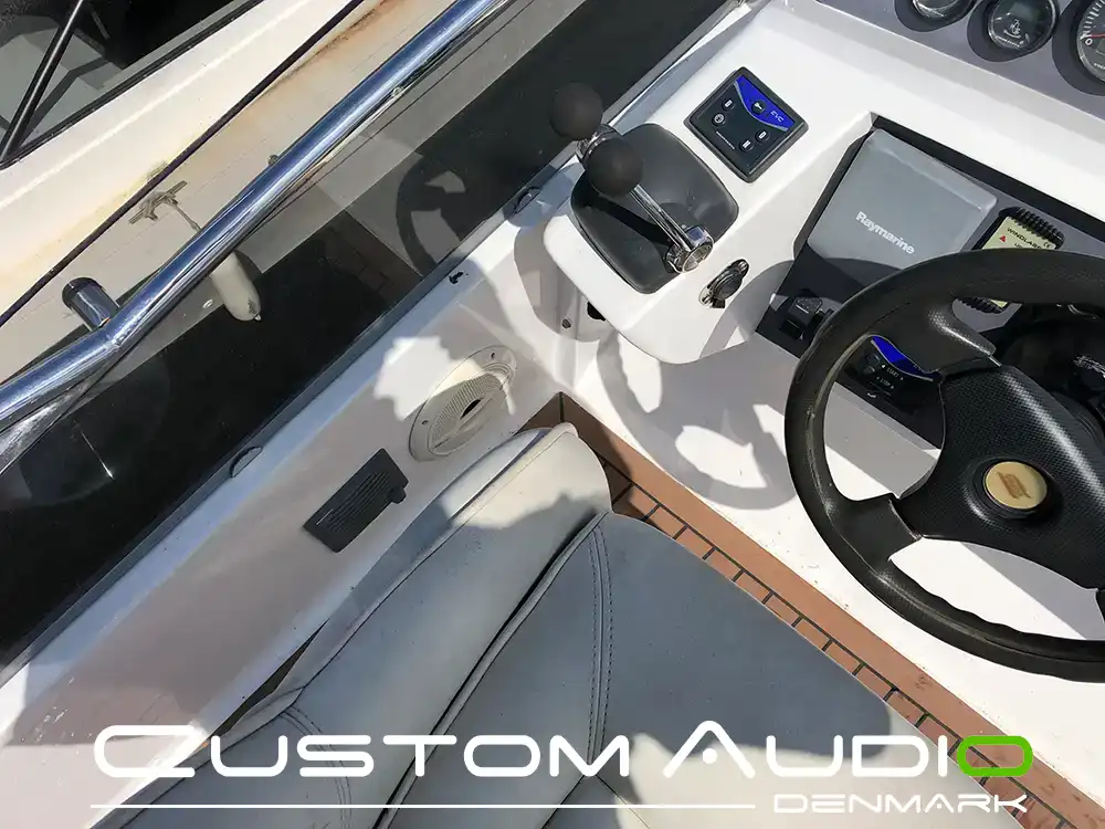 Custom Audio marine stereo monteringsbillede Galeon 390