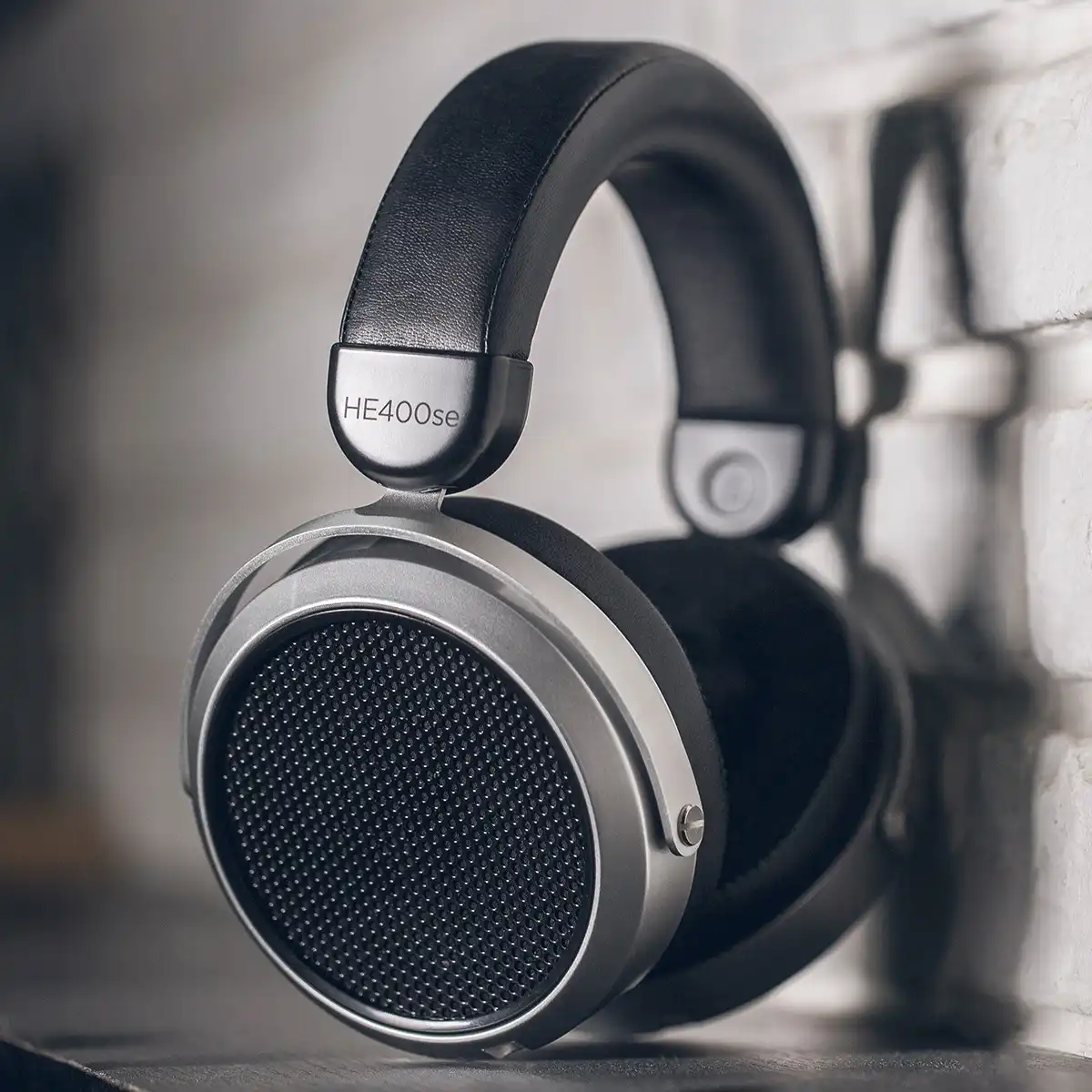Hifiman-HE400se-lifestyle