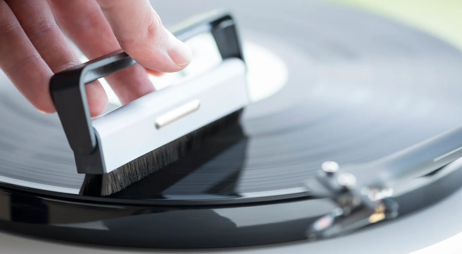 Pro-Ject-Brush-it-lifestyle